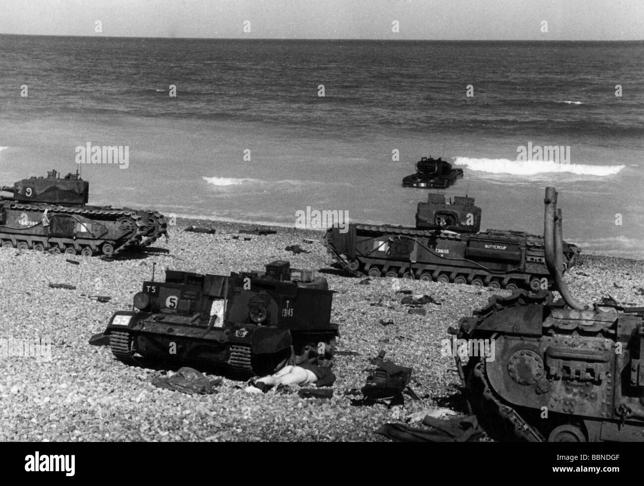 Ereignisse, Zweiter Weltkrieg/Zweiter Weltkrieg, Frankreich, Dieppe, 19.8.1942, zerstörte gepanzerte Fahrzeuge des 14. Kanadischen Armee-Panzer-Regiments (Calgary Tanks) am Strand, Stockfoto