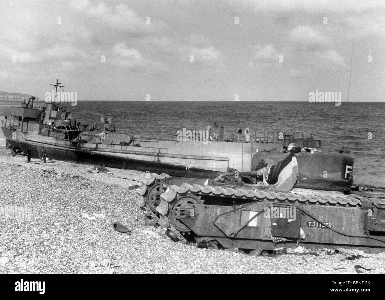 Ereignisse, Zweiter Weltkrieg/Zweiter Weltkrieg, Frankreich, Dieppe, 19.8.1942, zerstörte "Churchill"-Panzer des 14. Kanadischen Armee-Panzer-Regiments (Calgary Tanks), im Hintergrund ein Landungsfahrzeug, Stockfoto