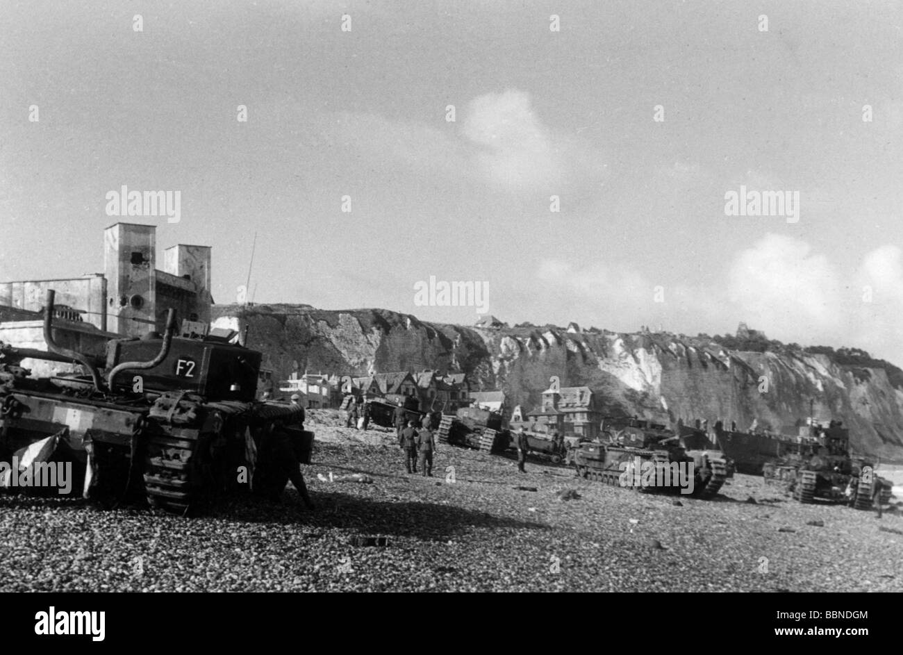 Ereignisse, Zweiter Weltkrieg/zweiter Weltkrieg, Frankreich, Dieppe, 19.8.1942, zerstörte "Churchill"-Panzer des 14. Kanadischen Armee-Panzer-Regiments (Calgary Tanks), ein Landungsfahrzeug im Hintergrund, Stockfoto