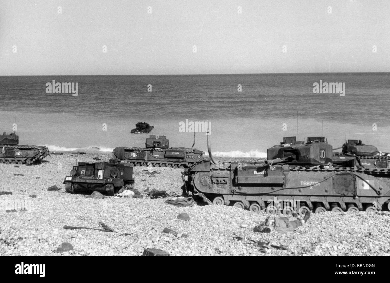 Ereignisse, Zweiter Weltkrieg/Zweiter Weltkrieg, Frankreich, Dieppe, 19.8.1942, zerstörte gepanzerte Fahrzeuge des 14. Kanadischen Armee-Panzer-Regiments (Calgary Tanks) am Strand, Stockfoto
