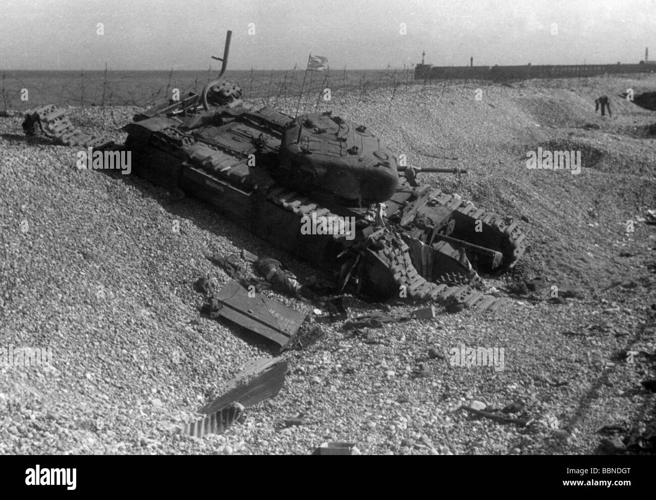 Ereignisse, Zweiter Weltkrieg/zweiter Weltkrieg, Frankreich, Dieppe, 19.8.1942, zerstörte "Churchill"-Panzer des 14. Kanadischen Armee-Panzer-Regiments (Calgary Tanks) am Strand, Stockfoto