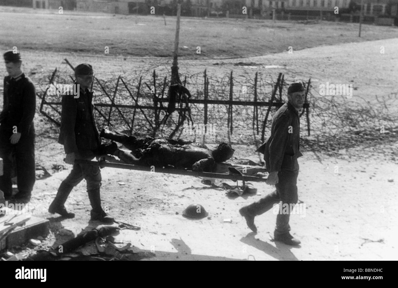 Ereignisse, Zweiter Weltkrieg/Zweiter Weltkrieg, Frankreich, Dieppe, 19.8.1942, deutsche Soldaten mit einem verbrannten Panzer-Besatzungsmitglied, Stockfoto