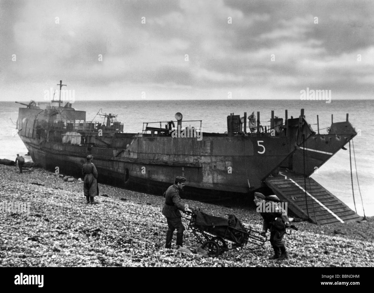 Ereignisse, Zweiter Weltkrieg / Zweiter Weltkrieg, Frankreich, Dieppe, 19.8.1942, zerstörte britische Landungsfahrzeuge am Strand, deutsche Soldaten davor, Stockfoto