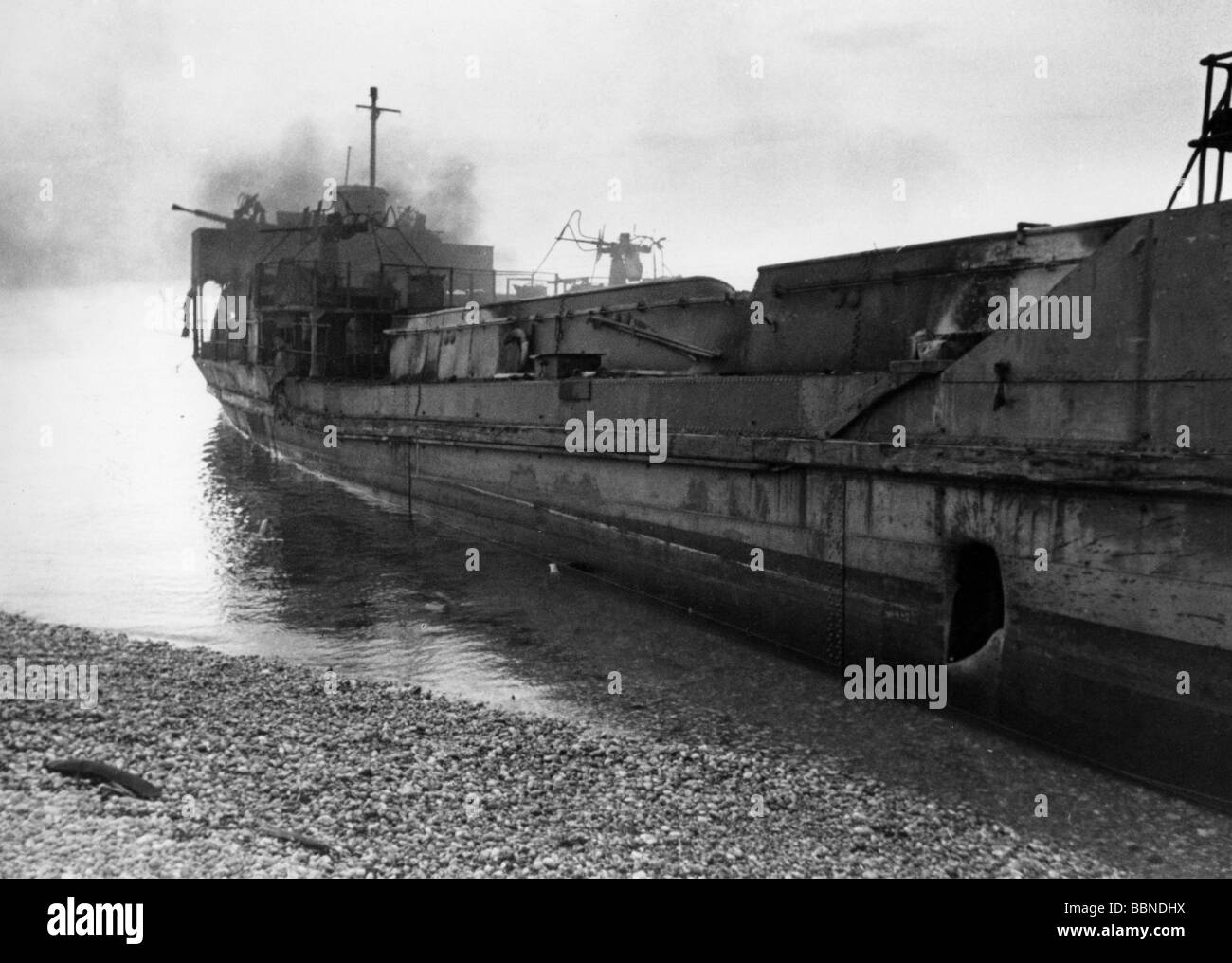 Ereignisse, Zweiter Weltkrieg/Zweiter Weltkrieg, Frankreich, Dieppe, 19.8.1942, zerstörte britische Landungsfahrzeuge am Strand, Stockfoto