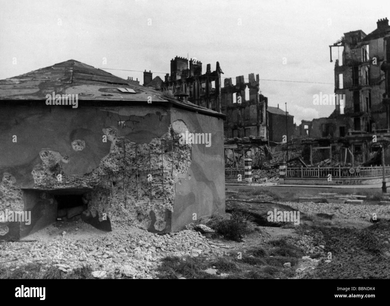 Ereignisse, Zweiter Weltkrieg / Zweiter Weltkrieg, Frankreich, Dieppe, 19.8.1942, zerstörte Bunkeranlage am Strand, im Hintergrund die Ruine des Casinos, Stockfoto