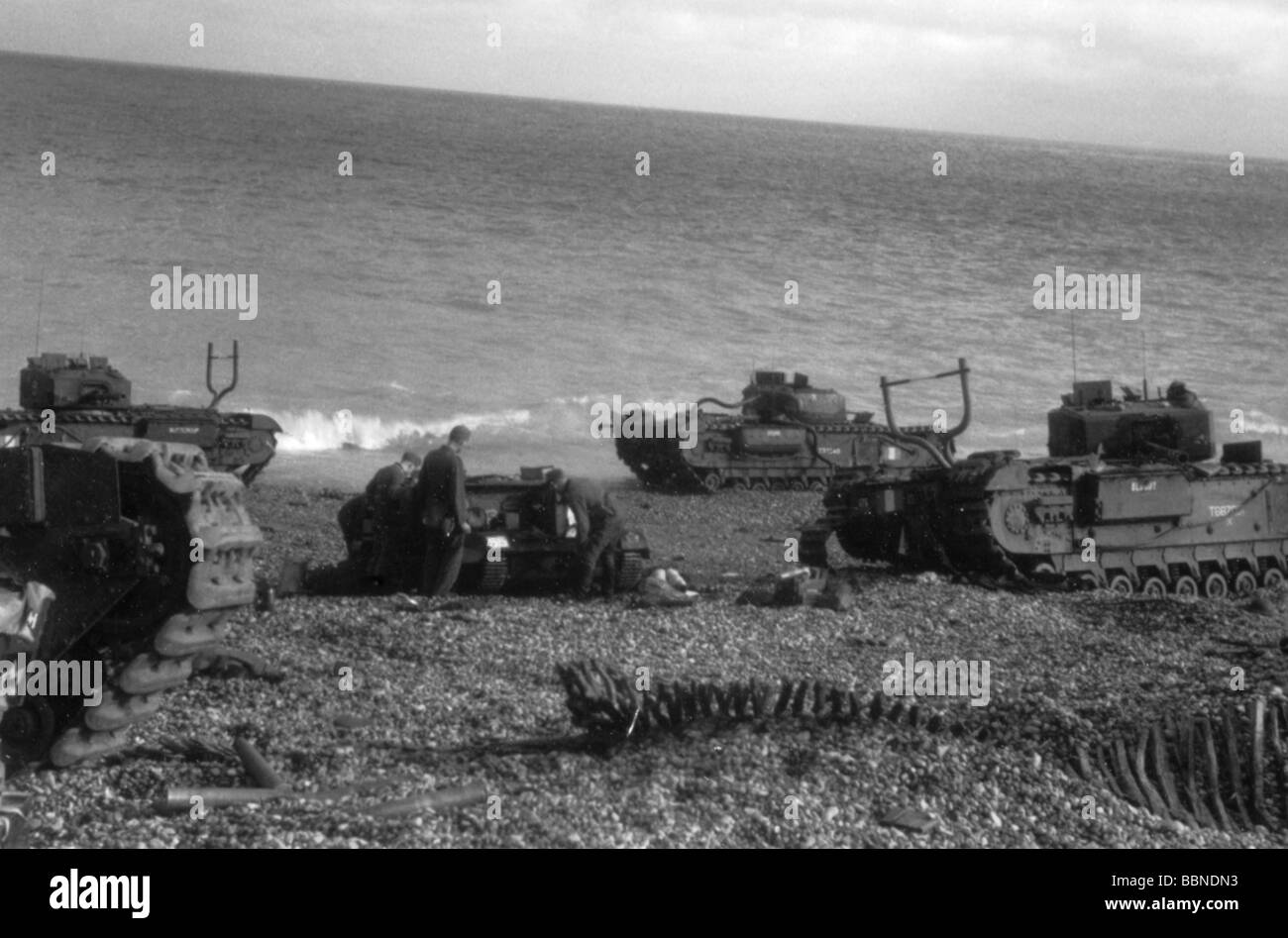 Ereignisse, Zweiter Weltkrieg/Zweiter Weltkrieg, Frankreich, Dieppe, 19.8.1942, zerstörte gepanzerte Fahrzeuge des 14. Kanadischen Armee-Panzer-Regiments (Calgary Tanks) am Strand, deutsche Soldaten untersuchen einen Bren Gun Carrier, Stockfoto