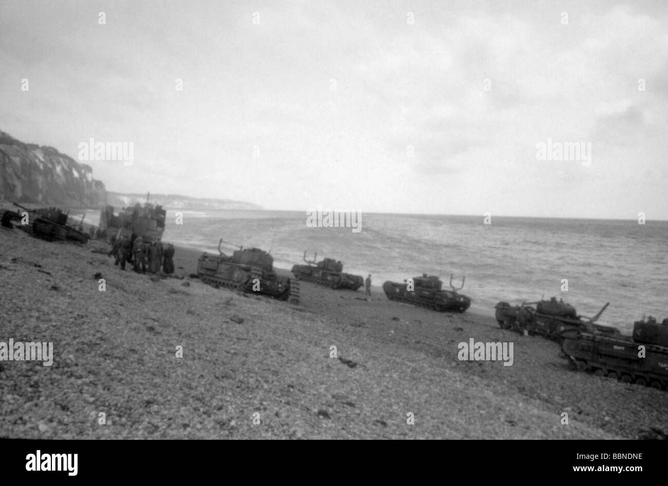 Ereignisse, Zweiter Weltkrieg/zweiter Weltkrieg, Frankreich, Dieppe, 19.8.1942, zerstörte "Churchill"-Panzer des 14. Kanadischen Armee-Panzer-Regiments (Calgary Tanks), ein Landungsfahrzeug im Hintergrund, Stockfoto