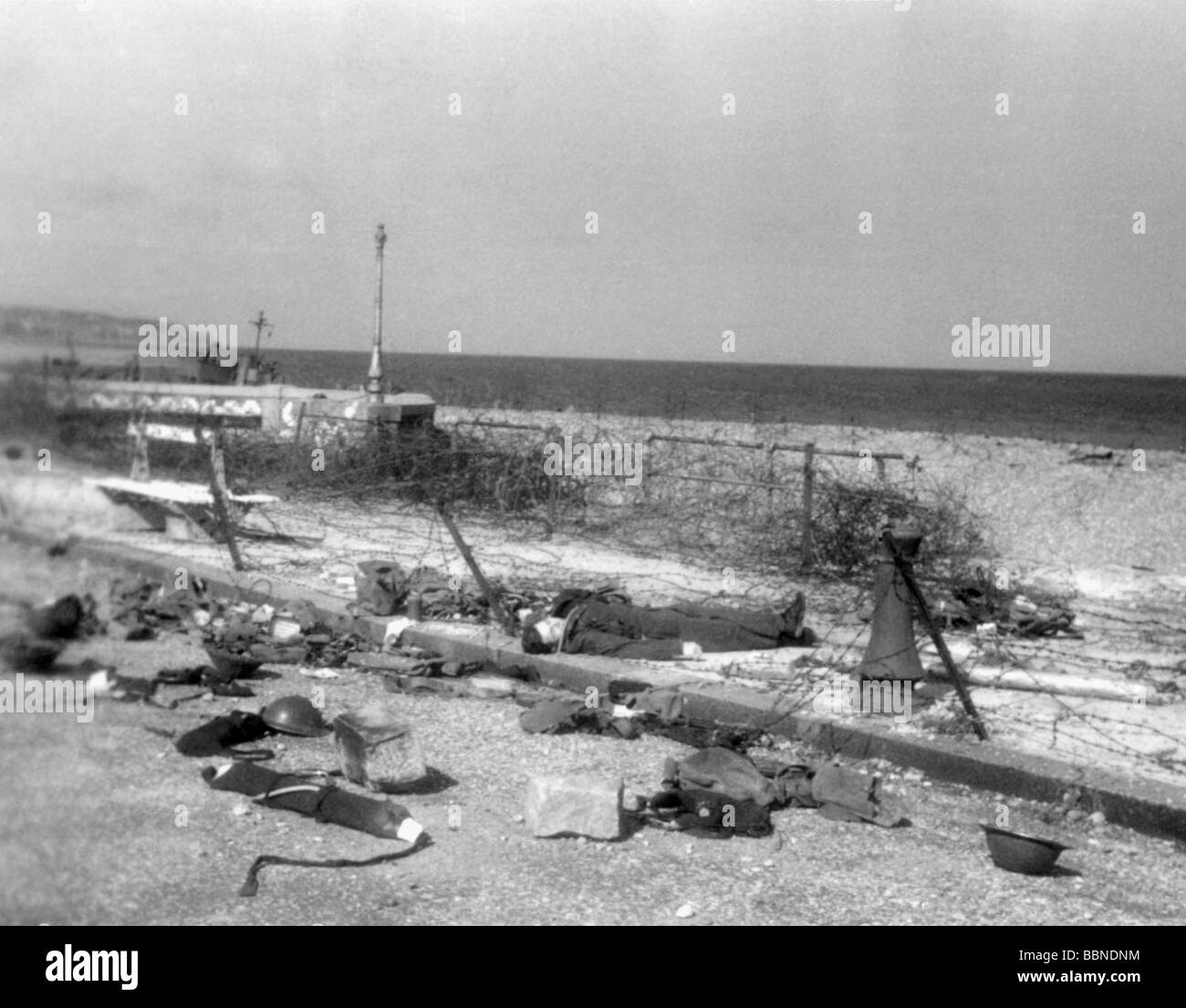 Veranstaltungen, Zweiter Weltkrieg/zweiter Weltkrieg, Frankreich, Dieppe, 19.8.1942, toter kanadischer Soldat am Strand, verstreute Ausrüstung, Stockfoto