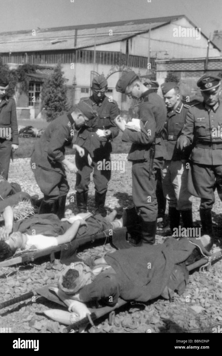 Ereignisse, Zweiter Weltkrieg/Zweiter Weltkrieg, Frankreich, Dieppe, 19.8.1942, deutsche Soldaten mit verwundeten Kanadiern, Stockfoto
