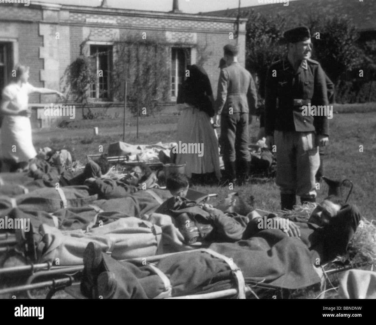 Veranstaltungen, Zweiter Weltkrieg/zweiter Weltkrieg, Frankreich, Dieppe, 19.8.1942, deutsche Soldaten und Krankenschwestern mit verwundeten Kanadiern, Stockfoto