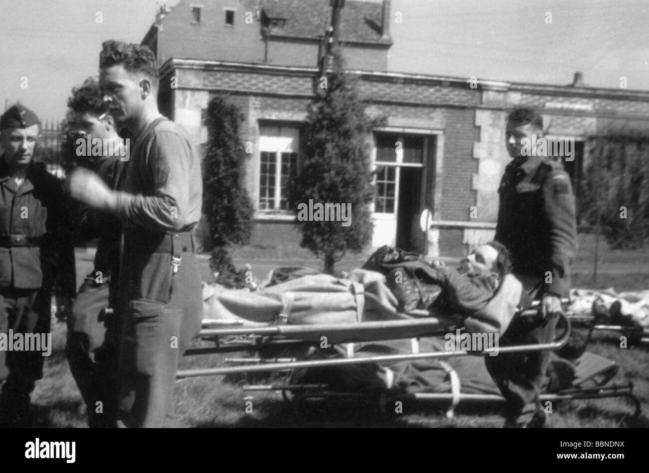 Ereignisse, Zweiter Weltkrieg/Zweiter Weltkrieg, Frankreich, Dieppe, 19.8.1942, verwundete kanadische Soldaten werden in ein Krankenhaus gebracht, Stockfoto