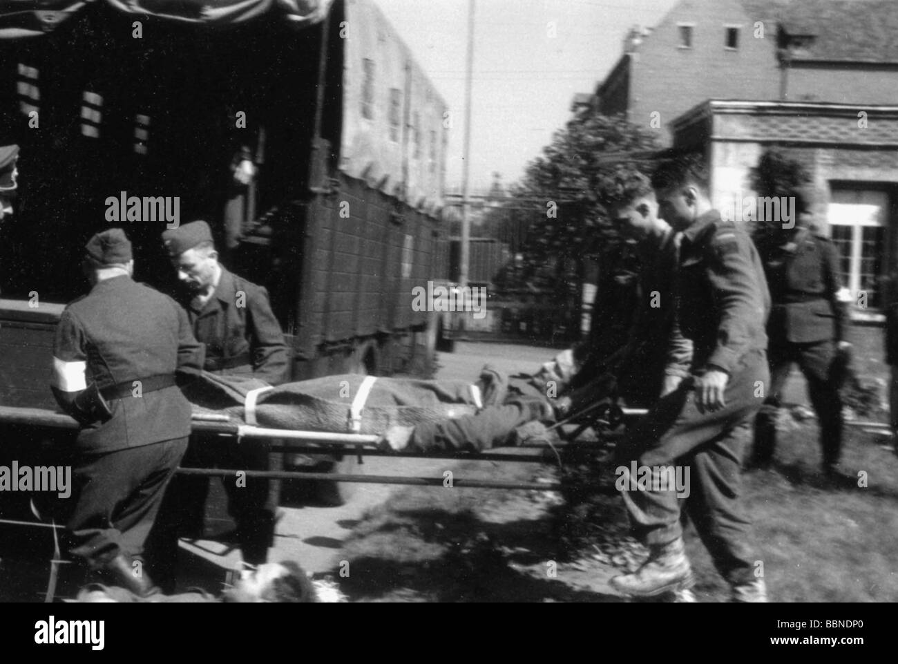 Ereignisse, Zweiter Weltkrieg / Zweiter Weltkrieg, Frankreich, Dieppe, 19.8.1942, verwundete kanadische Soldaten werden in ein Krankenhaus gebracht, Stockfoto