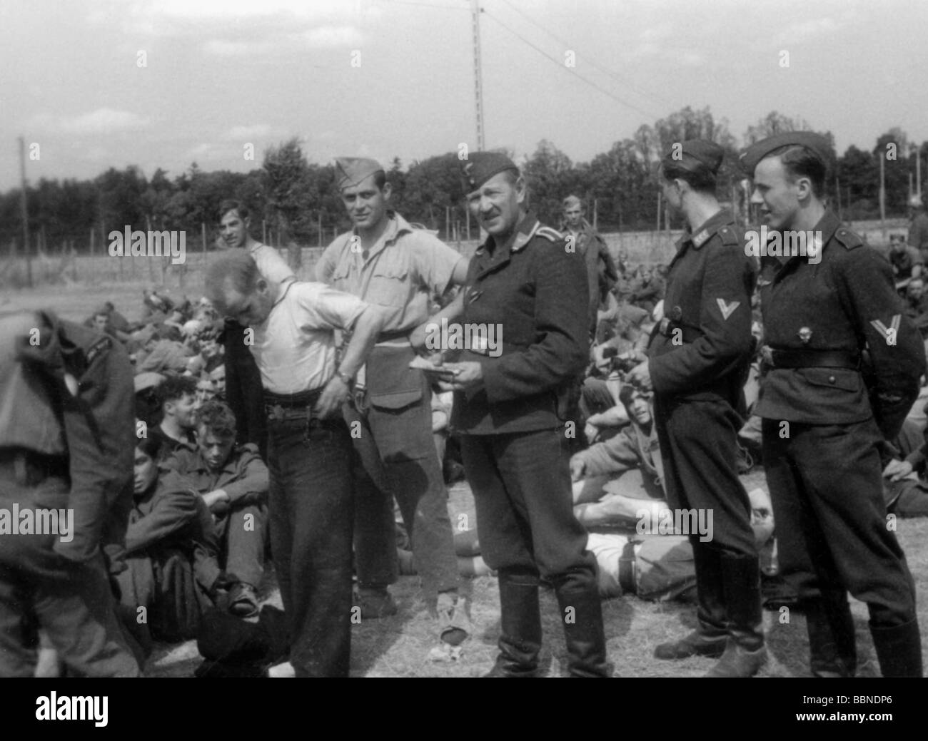 Ereignisse, Zweiter Weltkrieg/Zweiter Weltkrieg, Frankreich, Dieppe, 19.8.1942, deutsche Soldaten mit gefangenen Kanadiern, Schutzlager bei Verneuil, Stockfoto