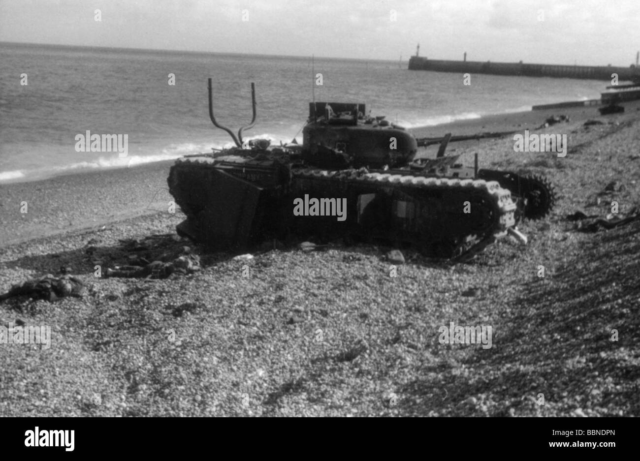 Ereignisse, Zweiter Weltkrieg/Zweiter Weltkrieg, Frankreich, Dieppe, 19.8.1942, zerstörte "Churchill"-Panzer des 14. Kanadischen Armee-Panzer-Regiments (Calgary Tanks), Stockfoto