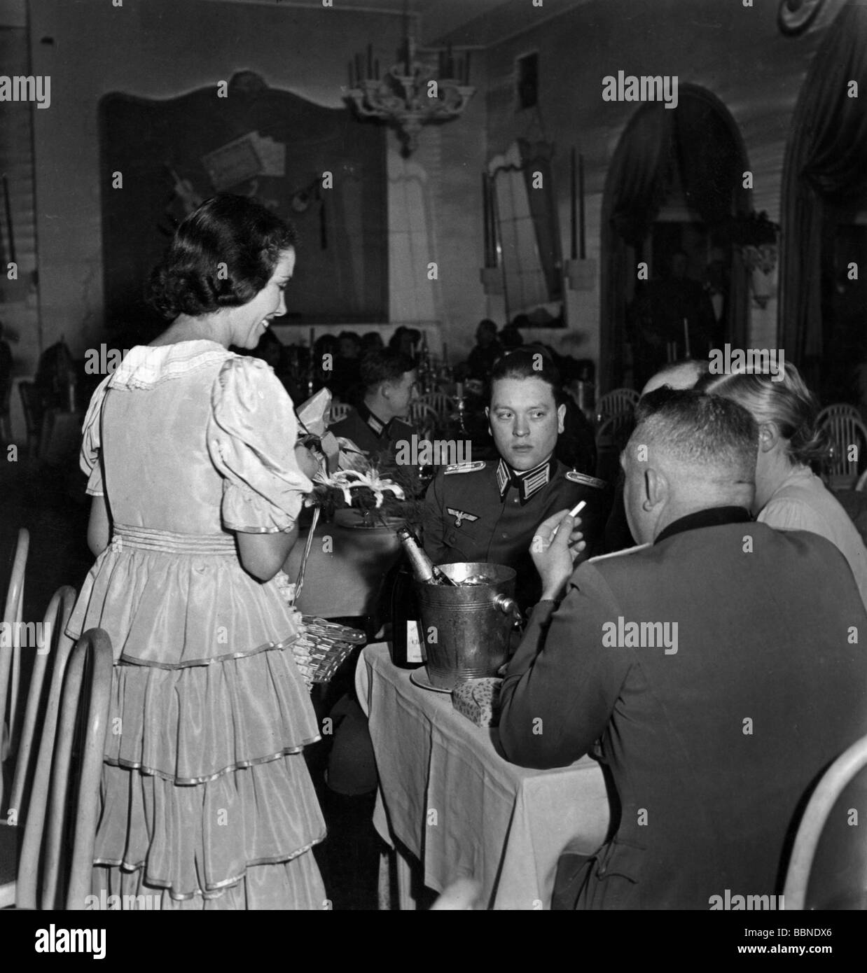 Veranstaltungen, Zweiter Weltkrieg/zweiter Weltkrieg, Frankreich, deutsche Besatzung, deutsche Soldaten in einem Restaurant in Paris, Sommer 1940, Stockfoto