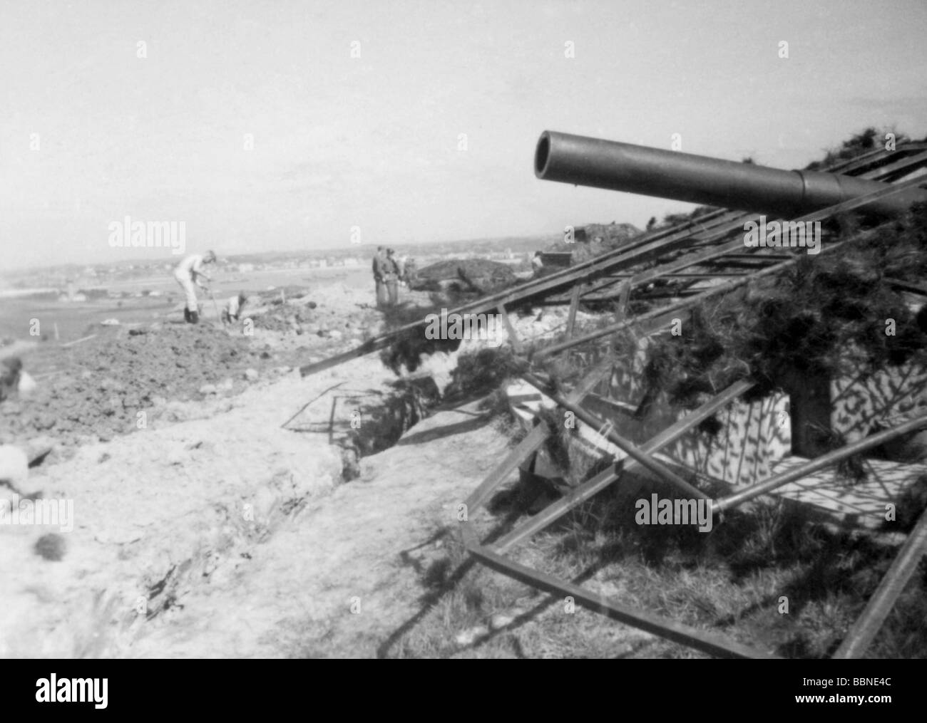 Ereignisse, Zweiter Weltkrieg/Zweiter Weltkrieg, Frankreich, Atlantikwall, getarnte deutsche Waffeneinbringung an der französischen Westküste bei Biarritz, 28.4.1943, Soldaten, die Schutzräume graben, Stockfoto