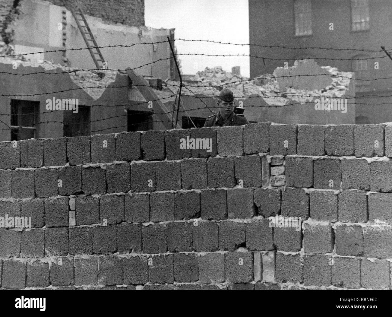 Geografie/Reise, Deutschland, Berlin, Mauer, Haus in der Nähe der Mauer wird abgerissen, Einlass der ostdeutschen Grenztruppen, 1962, Stockfoto