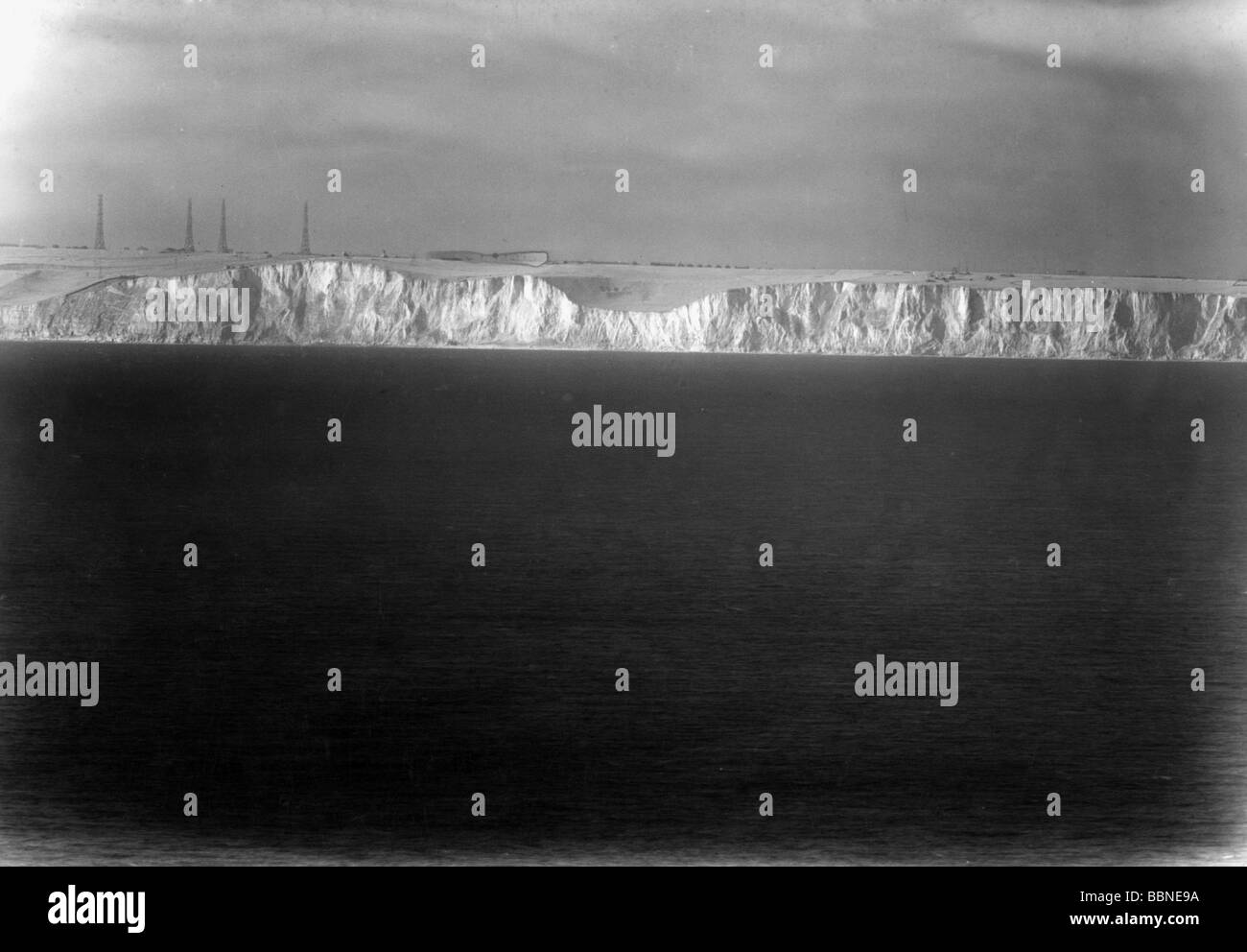 Geografie/Reisen, Großbritannien, englische Küste bei Dover mit Radartürmen und Luftballons, Foto eines deutschen Kriegskorrespondenten mit einem Telefonat an der französischen Küste, Oktober 1940, Stockfoto