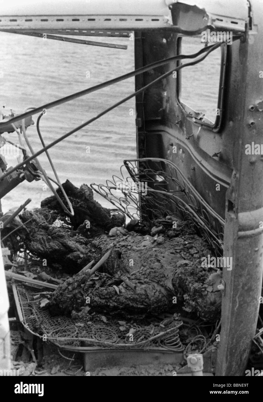 Ereignisse, Zweiter Weltkrieg/zweiter Weltkrieg, Russland 1941, Sowjetzäule nach dem deutschen luftangriff zwischen Bialystok und Vaukavysk, verkohlte Überreste eines getöteten sowjetischen Soldaten im Führerhaus eines Lastwagens, Juli 1941, Stockfoto