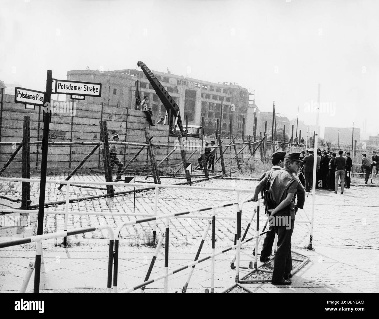 Geografie/Reisen, Deutschland, Berlin, Erneuerung der Mauer, Potsdamer Platz, 12.8.1966, Stockfoto