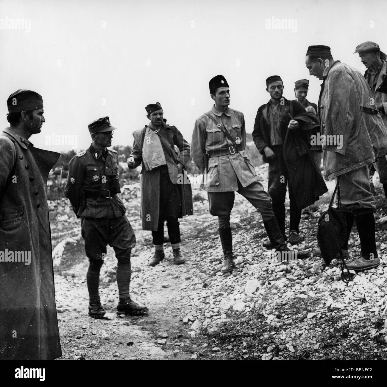 Ereignisse, Zweiter Weltkrieg/2. Weltkrieg, Jugoslawien, deutscher Standartenführer der SS-Bergtruppen mit Jugoslawen (Ustasen oder Chetniks), ca. 1942, Stockfoto