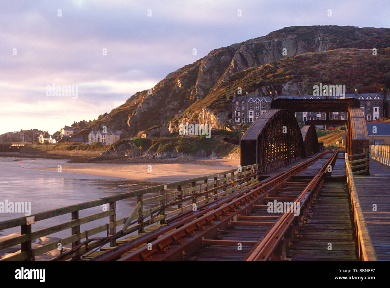 Bahngleise über Barmouth Brücke mit Barmourth im Hintergrund Stockfoto