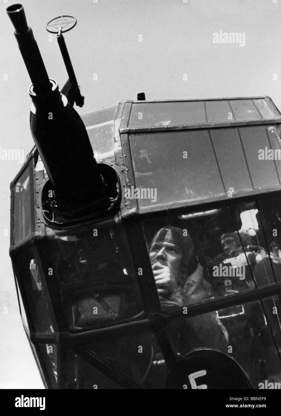 Ereignisse, Zweiter Weltkrieg/zweiter Weltkrieg, Luftkrieg, Flugzeug, Details/Innenräume, Bogen eines deutschen Bombers Dornier Do 217 mit 20-mm-Kanone MG FF, Holland, 30.6.1942, 20. Jahrhundert, historisch, Do217, Do-217, Bomber, Luftwaffe, Wehrmacht, Deutschland, Drittes Reich, Flugzeug, Flugzeuge, Maschinenpistole, Maschinenpistole, Autokannon, Personen, 40er, Cockpit Stockfoto