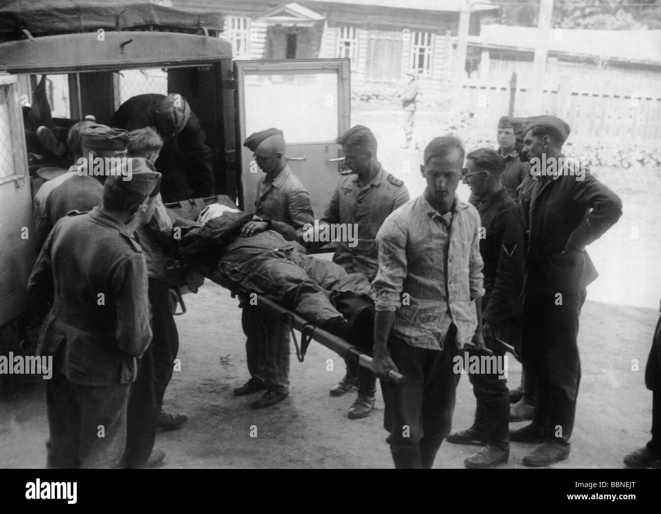 Ereignisse, Zweiter Weltkrieg/zweiter Weltkrieg, Sanitätsdienst, deutscher Flieger, im Luftkampf verwundet, wird in ein Krankenhaus, Ostfront, Sommer 1941, gebracht. Stockfoto