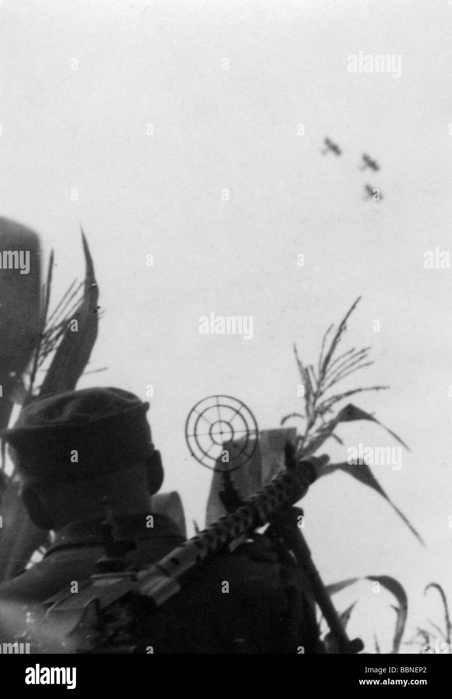 Ereignisse, Zweiter Weltkrieg/Zweiter Weltkrieg, Luftkrieg, Flugabwehrflugzeug, deutsches MG 34 als Flugabwehr-Maschinengewehr, Gebirgsjaegerregiment (Gebirgs-Infanterie-Regiment) 99, ca. 1941, AA, Wehrmacht, Soldat, Maschinenpistole, auf Schulter, Anblick, Soldaten, Drittes Reich, Flugzeuge, Luftfahrzeuge, Feldkappe, Mütze, MG34, MG-34, 20. Jahrhundert, historisches Regiment, Vogelsjägerfeld, Gejägerfield, Vogelfeld, Gejägerfield, Vogelfeld Menschen, vierziger Jahre, Stockfoto