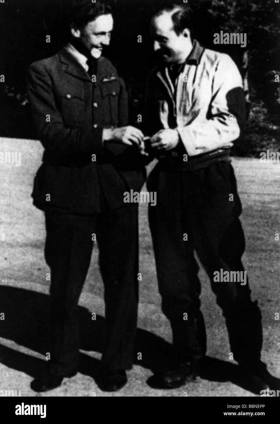 Ereignisse, Zweiter Weltkrieg/Zweiter Weltkrieg, Luftkrieg, Personen, gefangener britischer Kampfpilot mit seinem deutschen Feind, Frankreich, Sommer 1941, Stockfoto