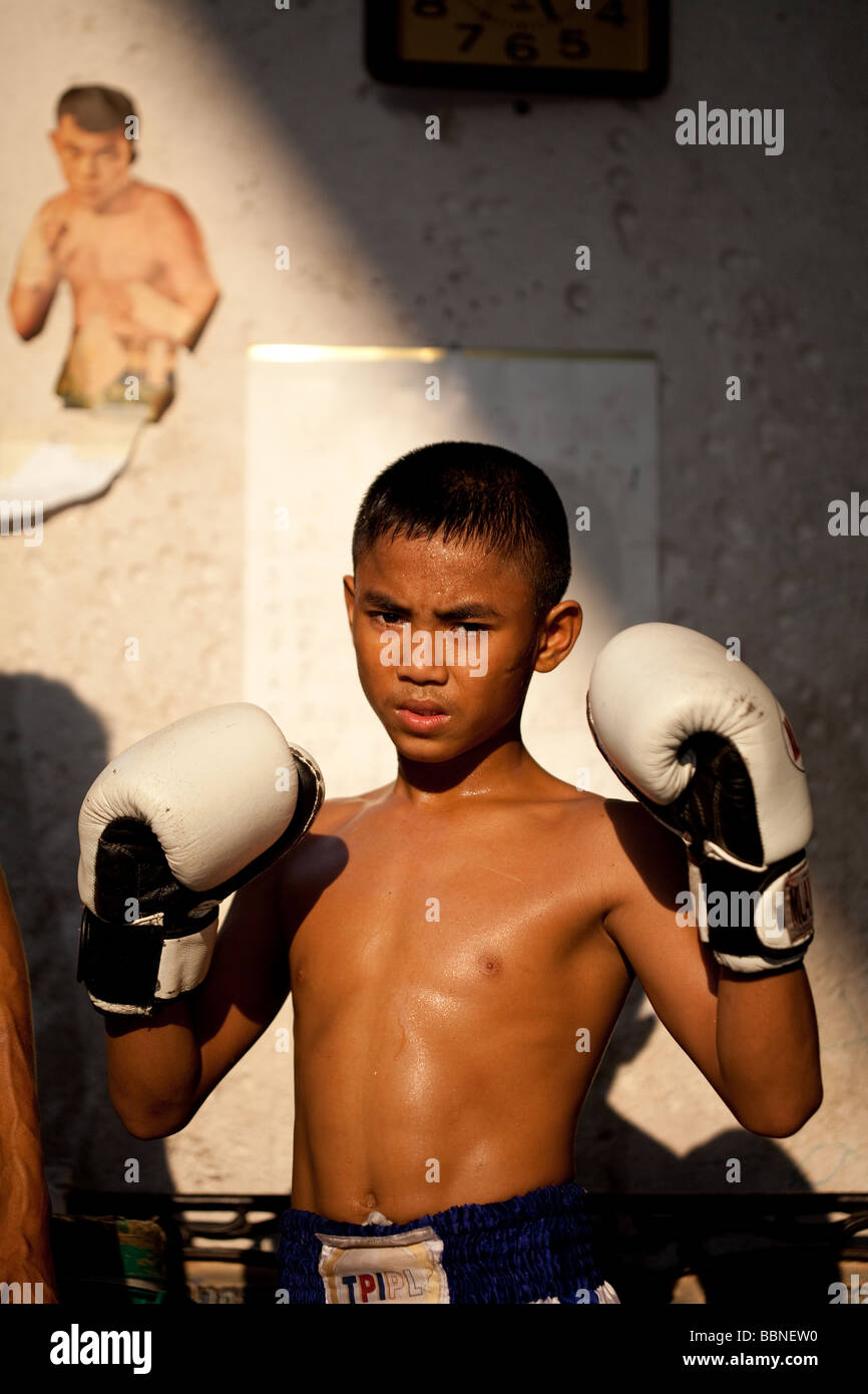 Junge Muay-Thai-Boxer schlägt eine Pose im Sonnenuntergang Stockfoto