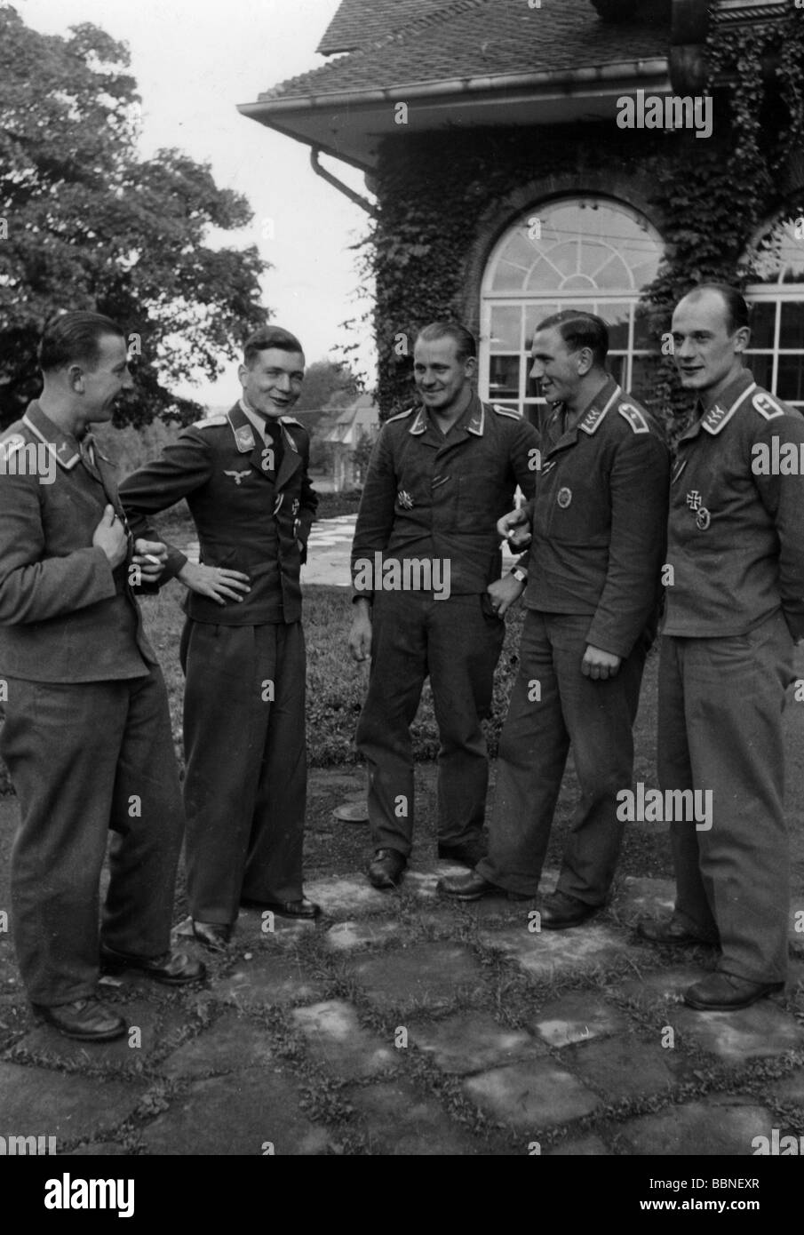 Ereignisse, Zweiter Weltkrieg/Zweiter Weltkrieg, Luftkrieg, Personen, Oberleutnant (erster Leutnant) Irmfried Leonhardi (zweiter von links), Pilot des Kampffen-Kampffliegers (Bomberflügel) 53 "Legion-Condor", mit seiner Besatzung, ca. 1941, Stockfoto