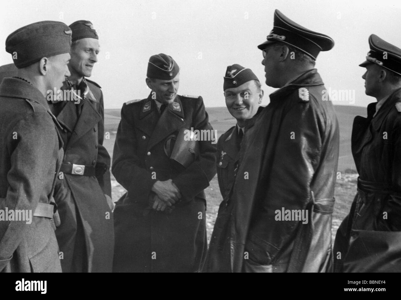 Nazismus Nationalsozialismus 1933 1942 Personen Eugens Hadamovsky Mit Aktenkoffer Rundfunkproduktionsleiter 1933 1942 Gesprach Mit Luftwaffenoffizieren Ca 1941 20 Jahrhundert Historisch Historisch Soldat Soldaten Kurzer Fall
