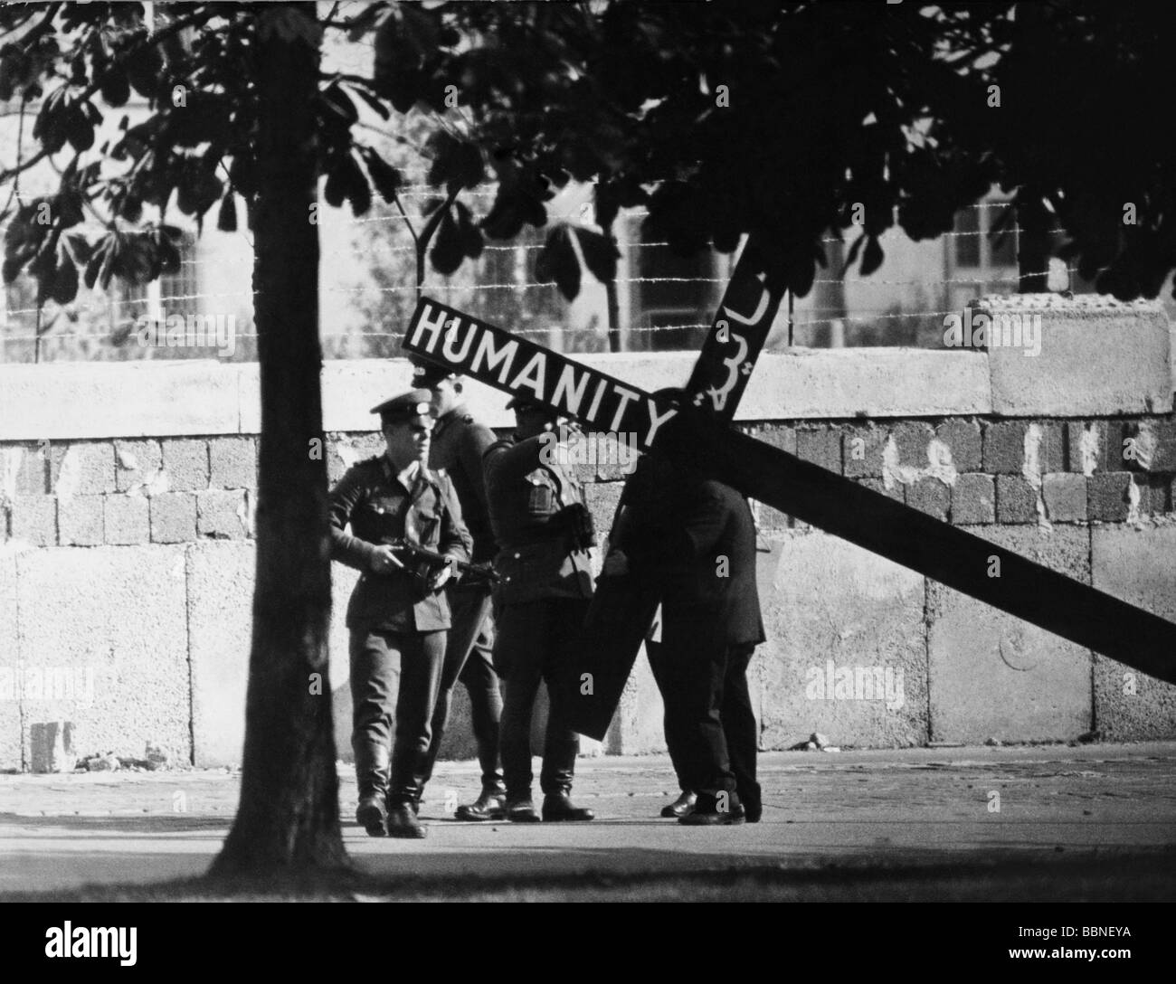 Geographie/Reise, Deutschland, Berlin, Mauer, Demonstration des libanesischen Edmont Khayat, Checkpoint Charlie, Friedrichstraße, 1961, Stockfoto