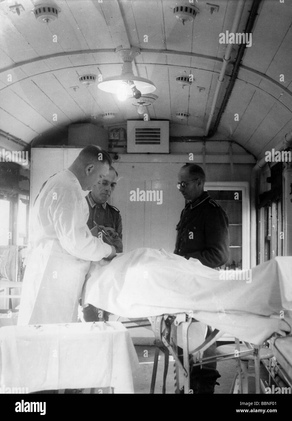 Ereignisse, Zweiter Weltkrieg/zweiter Weltkrieg, Luftkrieg, medizinischer Dienst, Patienten aus evakuierten Krankenhäusern werden in einem Lazarettzug der Wehrmacht, Berlin, Oktober 1944, behandelt. Stockfoto