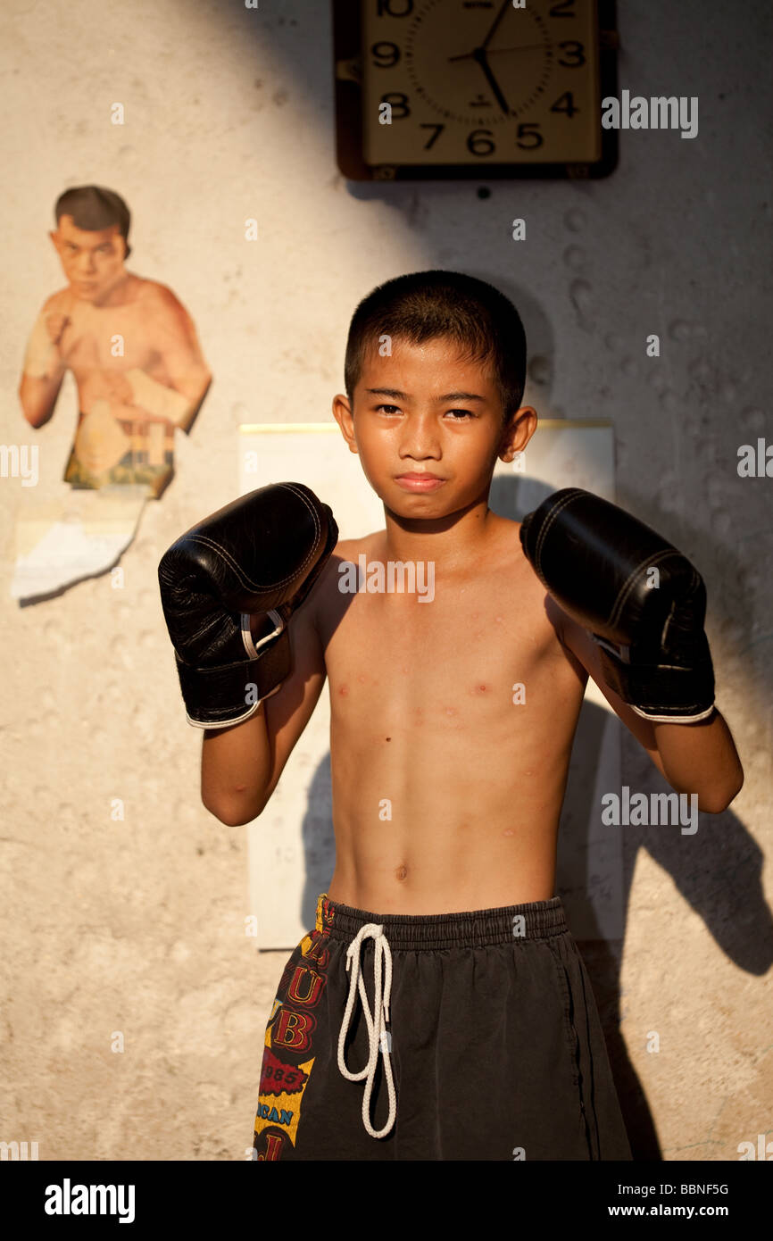 Junge Muay-Thai-Boxer schlägt eine Pose im Sonnenuntergang Stockfoto