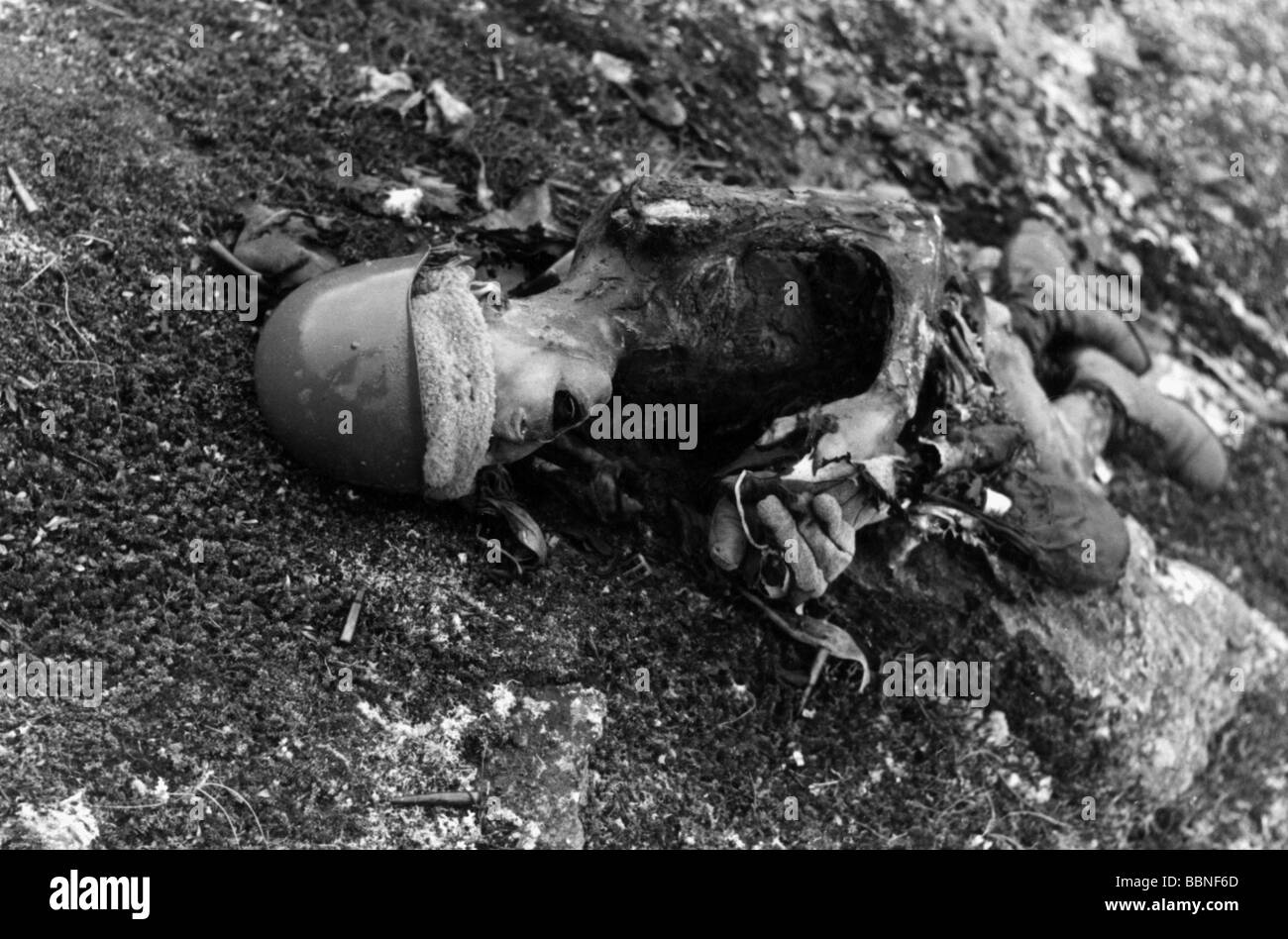 Ereignisse, Zweiter Weltkrieg/zweiter Weltkrieg, Russland 1941, Kolonne der Sowjetunion nach dem deutschen luftangriff zwischen Bialystok und Vaukavysk, Leiche eines sowjetischen Soldaten, Juli 1941, Stockfoto