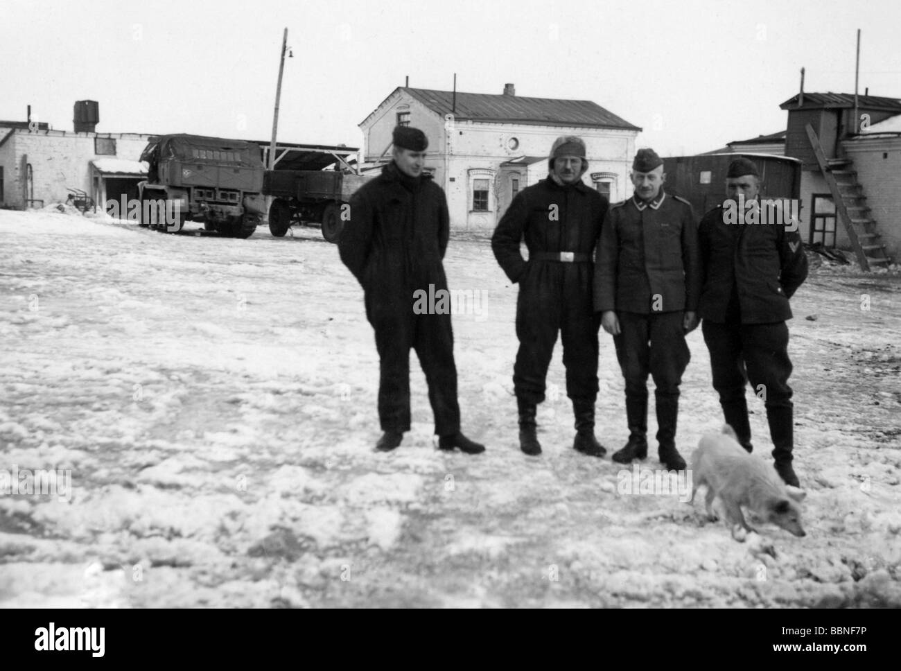 Ereignisse, Zweiter Weltkrieg/Zweiter Weltkrieg, Russland, Winter 1942/1943, Soldaten eines deutschen Versorgungsbataillons vor ihrem Viertel bei Rostow am Don-Fluss, Wehrmacht, 20. Jahrhundert, historisch, Vorräte, Einheit, Logistik, Hund, Schnee, Traktor, SdKft 7, Hof, Drittes Reich, Sowjetunion, UdSSR, Gepäck, Ostfront, Menschen, vierziger Jahre, Stockfoto