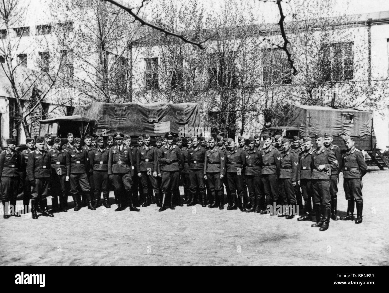 Ereignisse, Zweiter Weltkrieg / Zweiter Weltkrieg, Russland 1942 / 1943, deutsche Soldaten vor dem Krankenhaus des Krivoy Rog, Ukraine, Gruppenbild, Frühjahr 1942, Wehrmacht, 20. Jahrhundert, historisch, Vorräte, Einheit, Logistik, Drittes Reich, Sowjetunion, UdSSR, Gepäck, Ostfront, Lkw, Lastwagen, Versorgungs-Bataillon, Uniform, Uniformen, Kryvyi Rih, Besatzung, Medizin, Menschen, vierziger Jahre, Stockfoto