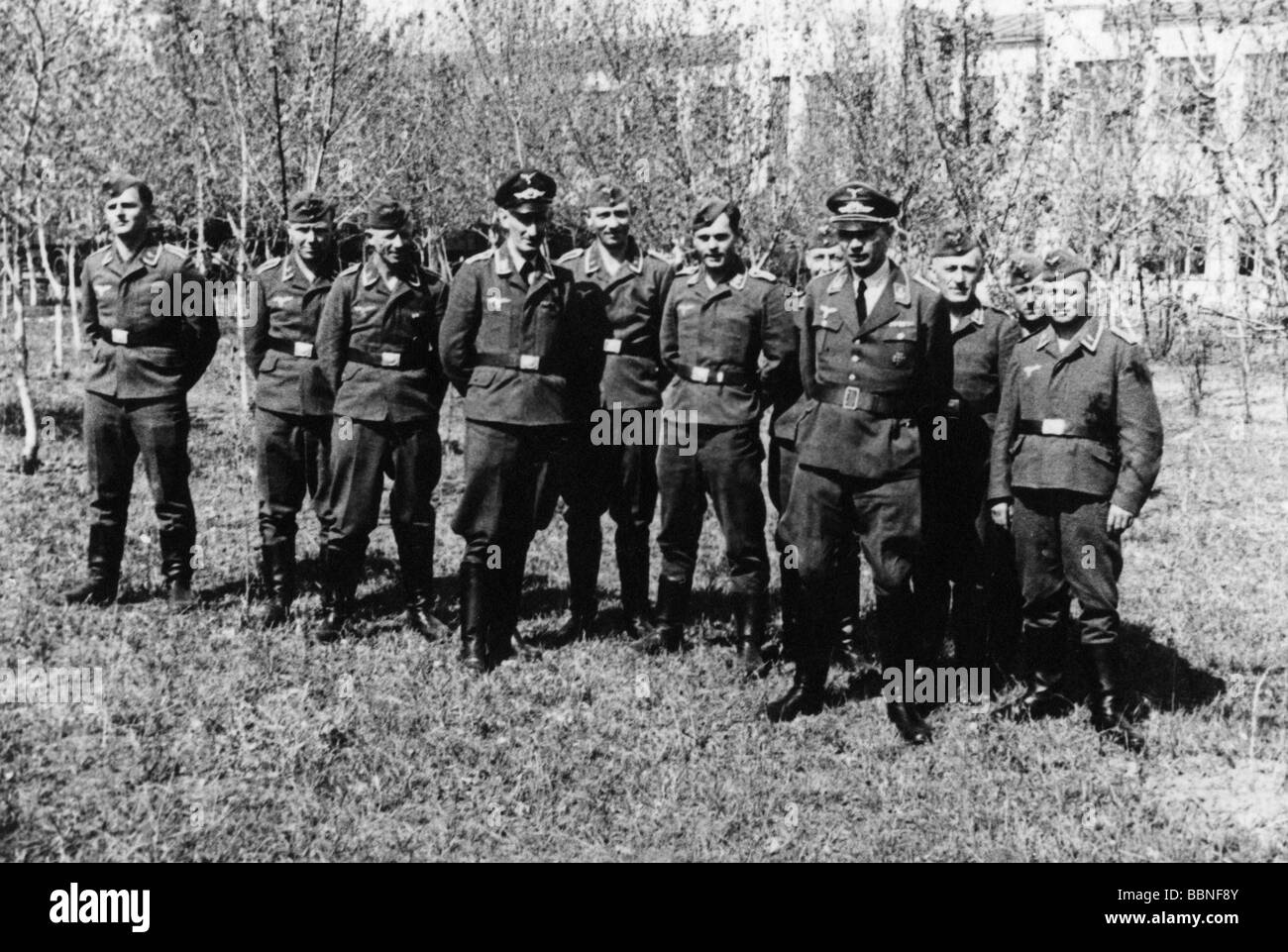 Ereignisse, Zweiter Weltkrieg/Zweiter Weltkrieg, Russland 1942/1943, deutsche Soldaten in Krivoy Rog, Ukraine, Frühjahr 1942, Gruppenbild, Wehrmacht, 20. Jahrhundert, historisch, Vorräte, Einheit, Logistik, Drittes Reich, Sowjetunion, UdSSR, Gepäck, Ostfront, Versorgungs-Bataillon, Uniform, Uniformen, Kryvyi Rih, Besatzung, NCO, NCOs, Menschen, vierziger Jahre, Stockfoto