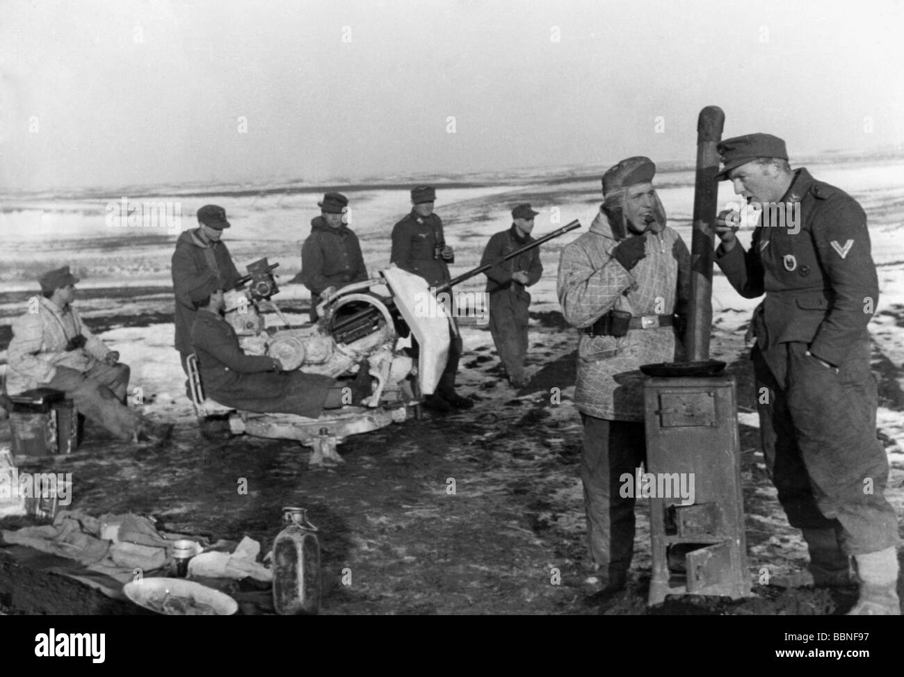 Ereignisse, Zweiter Weltkrieg / Zweiter Weltkrieg, Russland 1944 / 1945, deutsche 20-mm-Flugabwehrpistole in Schussposition, im Vorland eines Soldaten, der sich auf einem Eisenofen, in der Nähe von Britskoye, Ukraine, 24.1.1944, Ostfront, Winter, Wehrmacht, Schnee, UdSSR, Luftwaffe, 2-cm-Flak 38, Soldaten, Winterkleidung, Kleidung, AA, 20. Jahrhundert, historisch, historisch, Sowjetunion, Heeresgruppe Süd, Essen, Menschen, vierziger Jahre, Stockfoto