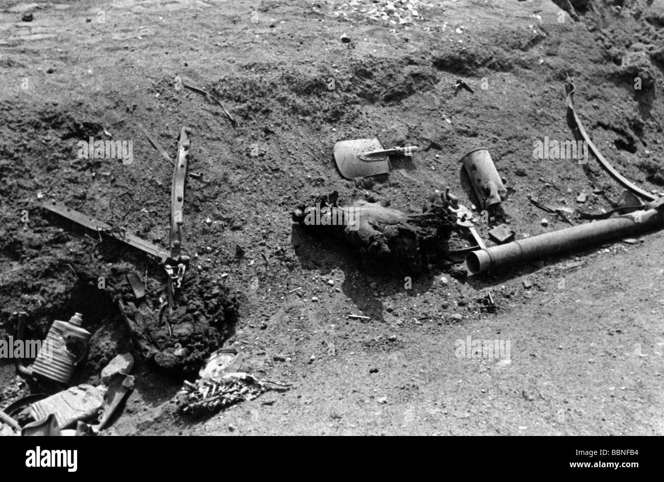 Ereignisse, Zweiter Weltkrieg/zweiter Weltkrieg, Russland 1941, Sowjetzäule nach deutschem luftangriff zwischen Bialystok und Vaukavysk, Überreste eines getöteten sowjetischen Soldaten, Juli 1941, Stockfoto