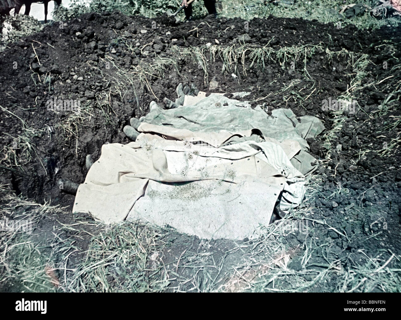 Ereignisse, Zweiter Weltkrieg / zweiter Weltkrieg, Russland 1941, gefallene deutsche Soldaten in einem Massengrabmal, Stockfoto