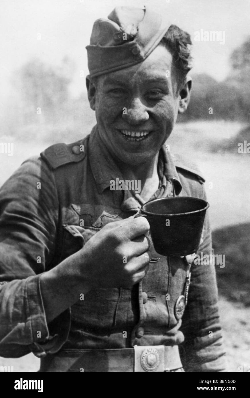 Veranstaltungen, Zweiter Weltkrieg / 2. Weltkrieg, Russland, Personen, Soldaten, Grenadier der Infanterieabteilung Großdeutschland mit Metallbecher, Sommer 1942, Stockfoto