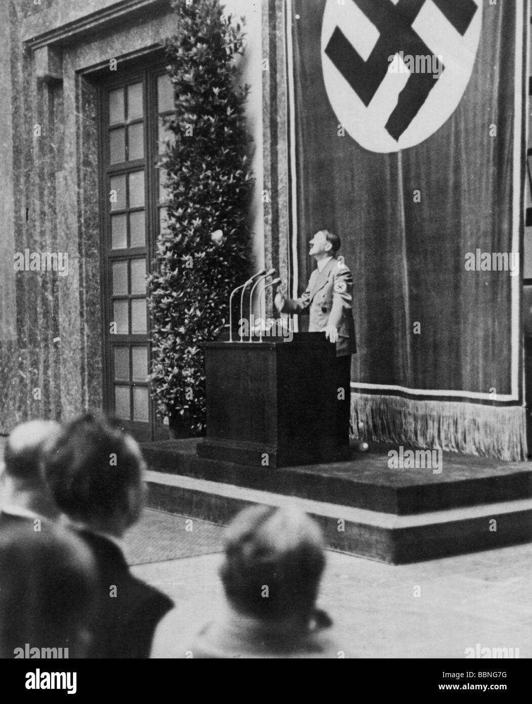 Hitler, Adolf, 20.4.1889 - 30.4.1945, deutscher Politiker (NSDAP), bei der Eröffnung des "Hauses der deutschen Kunst", München, 16.10.1938, halbe Länge, Stockfoto