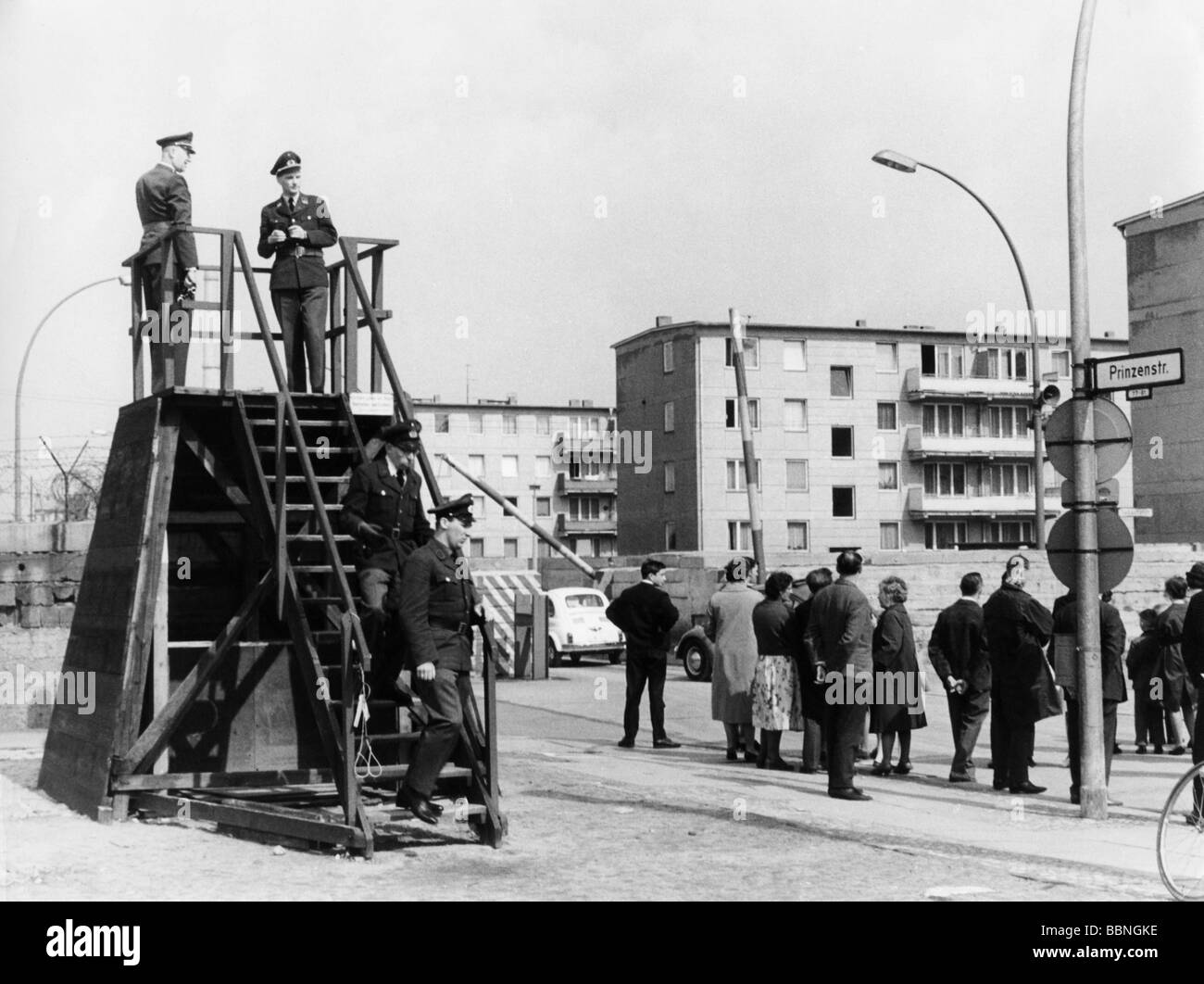 Geografie/Reisen, Deutschland, Berlin, Mauer, Aussichtsturm der West-Berliner Polizei, Kontrollpunkt Heinrich-Heine-Straße/Prinzenstraße, 1963, Stockfoto