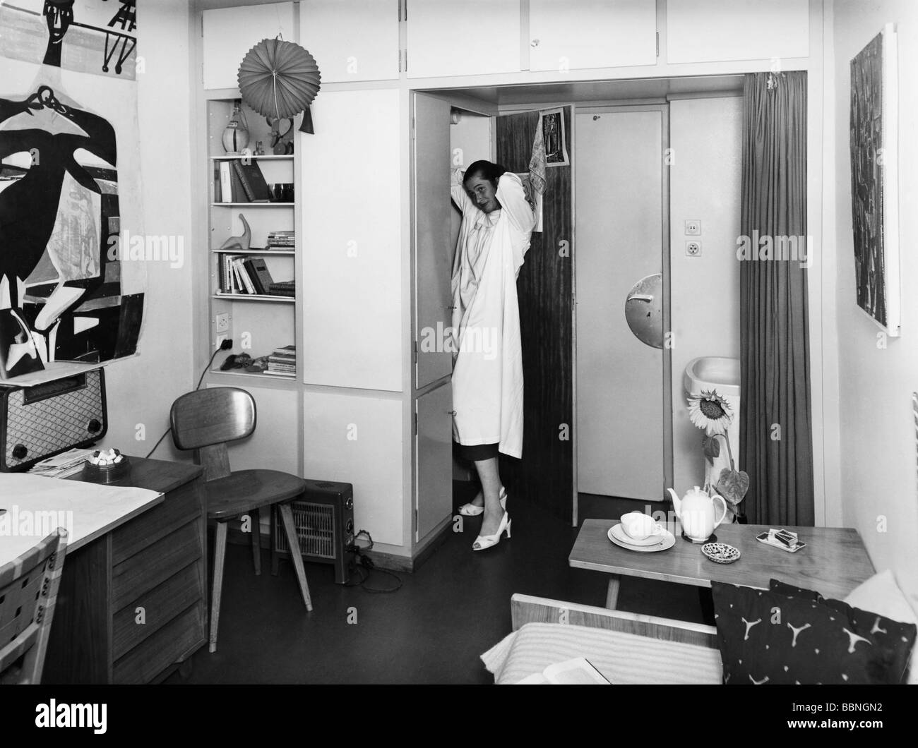 Wohnung, Studenten, Wohnungssaal, Studentin in ihrem Zimmer, Westdeutschland, ca. 1960, Stockfoto