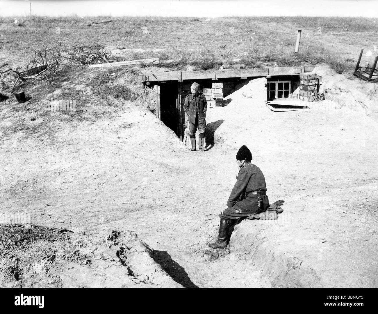Veranstaltungen, Zweiter Weltkrieg/zweiter Weltkrieg, Ausländer im deutschen Dienst, russische Freiwillige Helfer mit deutschen Uniformjacken vor einem Dugout in der Steppe, ca. 1943, Stockfoto