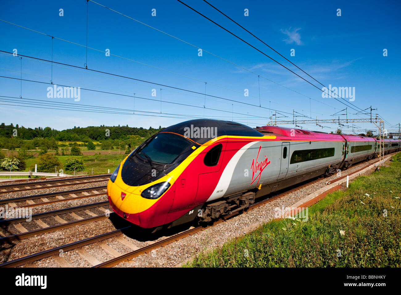Hochgeschwindigkeitszug (Virgin Pendolino) im Vereinigten Königreich Stockfoto
