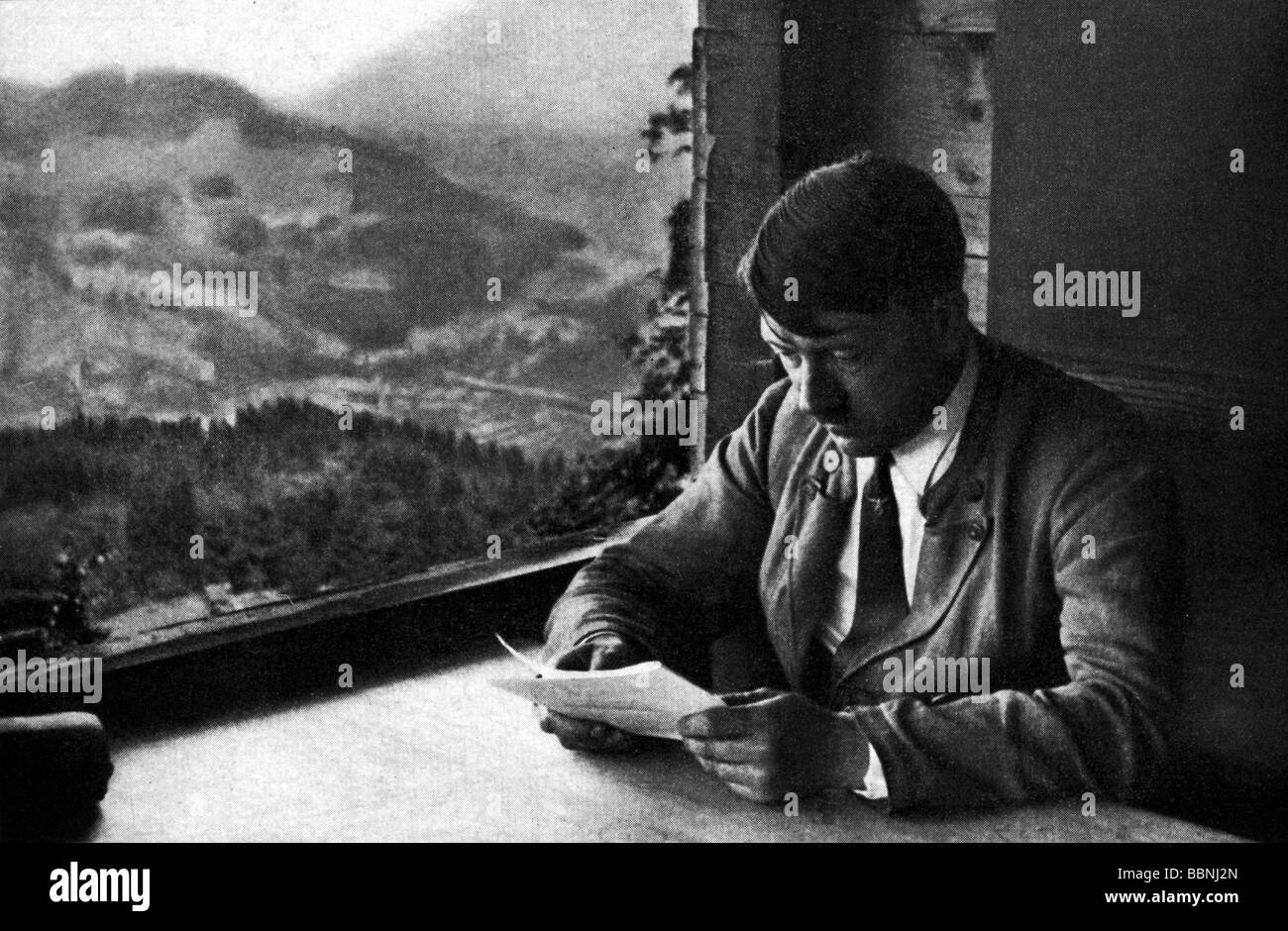 Hitler, Adolf, 20.4.1889 - 30.4.1945, deutscher Politiker (NSDAP), Führer und Reichskanzler seit 1933, halbe Länge, auf dem Berghof, Obersalzberg, Lesebrief, ca. 1934, Stockfoto